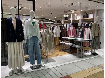 ＼オシャレ好きさん歓迎／
社割でお洋服が最大半額に！
髪型やネイル自由◎お店に合ったお洒落を楽しもう♪