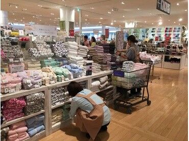 スタッフ同士仲が良くて明るい雰囲気♪
困った時はみんなでサポートし合える、初めてでも安心の職場です★
