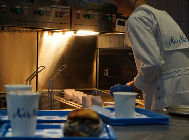 \嬉しいポイント/
★表参道駅から徒歩5分の駅チカ!
★服装・髪・ネイル…全て自由!
★料理経験がなくても大歓迎! etc.