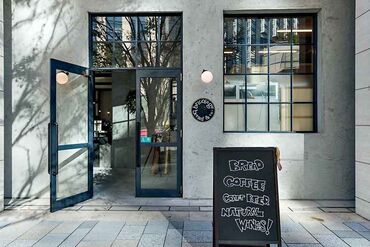 Bricolage bread ＆ co.六本木店 店のデザイン、材料、家具、カトラリーなど空間を構成するすべての
要素にこだわり抜いたクオリティーに、ファン続出の予感…