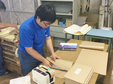 ＼未経験大歓迎！／
本の帯掛けや傷のチェックなど…
モクモクと働きたい方にオススメ★