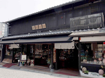 清水焼発祥の地である清水坂で、
陶芸体験やお土産物の販売を行っています♪
陶器以外の他に自社オリジナル商品もたくさん★