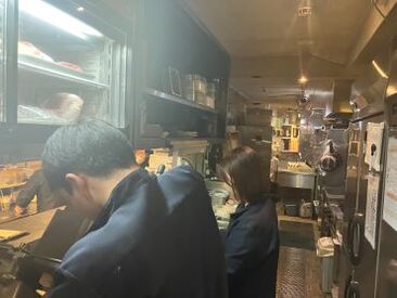 お肉をカットしたり、野菜を盛りつけたり♪
※撮影時のため帽子は外しておりますが、キッチン業務時は帽子を着用します。