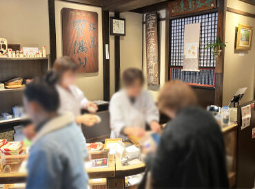 株式会社梅園菓子処 店頭での接客・電話やネットからの注文対応をおまかせ！
3～4名で働くので、分からないこともすぐに聞ける環境です♪