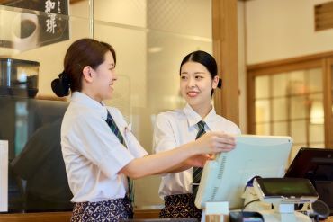 研修制度やマニュアルはもちろん、
入店案内やオーダー、レジ業務まで自動で完了するシステムを導入◎