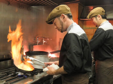 料理人が仕込みから手掛ける本格料理の補助を行ってもらいます♪
お料理のアラカルトメニューも充実しております♪
