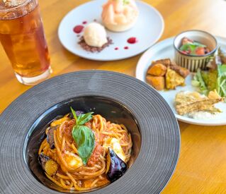 スタッフ特典の自由なまかないが大人気♪
ローストビーフやパフェも・・！
働きながらカフェメニューもお得に楽しめます！