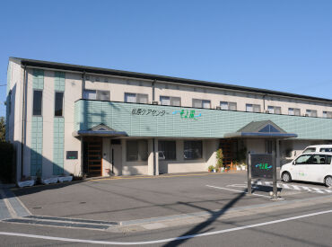 松原ケアセンターそよ風 ＼正規フルタイム社員の募集です！／
30～50代を中心に、全世代のスタッフ在籍！
世代を超えて、自然と打ち解けられる職場です＊