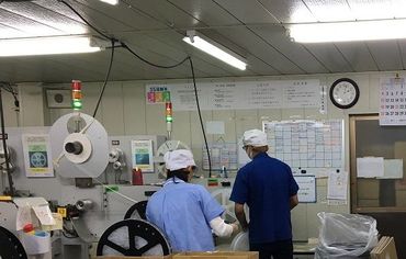 20～50代の男女活躍中☆
箱入れや検品・機械操作など、シンプルで覚えやすい作業！
先輩が丁寧に教えるので未経験でも安心です◎