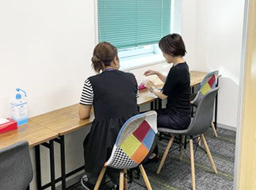 【休憩時間の様子】
オフィス内にウォーターサーバー・オフィスグリコ完備◎
ちょっとしたひと時にリフレッシュできます♪