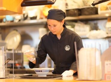 「初飲食バイト」でも安心♪
研修に特別チカラを入れています！
自信を持ってバイトができるよう、
全力でサポートします★