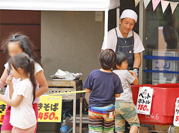 初バイトも応援します♪
先輩が丁寧にお教えするので安心くださいね！

規定はありますが、髪色やピアスもある程度自由にOK★