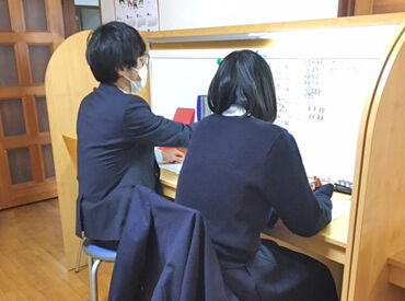 Dr.関塾 荒川校 教室長(写真左)は指導経験も豊富！授業の進め方で分からない事があれば何でも相談できます♪