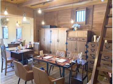 お友達や恋人、ご家族連れなど様々な方がご来店♪
落ち着いた照明やゆったりと配置された席で、つい長居される方も◎