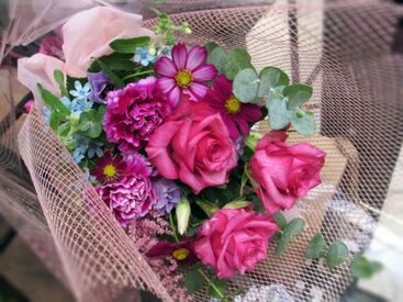 シェラ フローリストエイム キテミテマツド店 松戸駅から徒歩6分で交通アクセスもバッチリ！
ショッピングセンター内の店舗だから
お仕事後にそのままお買い物も楽しめます♪