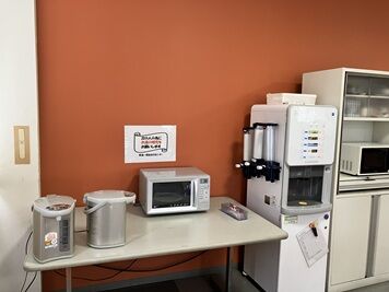 休憩室のお写真です！
給茶機・電子レンジ・冷蔵庫・電気ポットございます◎
ウーロン茶・コーヒーなども飲み放題ですよ♪
