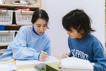 ベネッセ 学童クラブ内神田 未経験/無資格の方も安心◎
こどもたちと一緒に遊ぶことからスタート！
元気なこどもたちと過ごすと
スタッフまで笑顔になれます