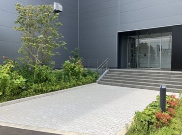 入り口エントランスはこちら！
できたばかりの綺麗な施設です◎