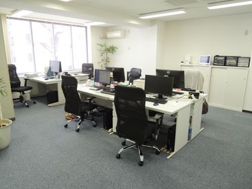 社員はみんな和気あいあいと働いています♪
勤務中でも趣味や育児の話で盛り上がることも!
長く働くにはもってこいの環境です!