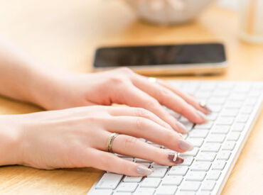 ネイルはカラーやパーツも自由！
オシャレを我慢せずに働けます♪
※画像はイメージ