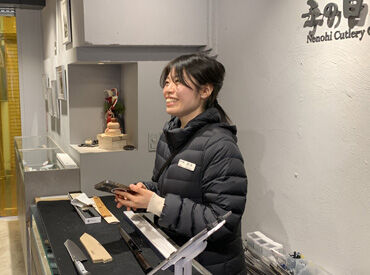 株式会社子の日 築地店 20～60代まで幅広い世代が活躍中！
未経験スタートでも充実の研修で包丁の知識が自然と身につきます◎