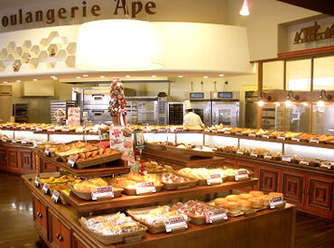 ブゥランジェリィ・アペ　フジ新居浜駅前店 パンの並べ方も拘る♪
そんな工夫も楽しい◎
あなたもパン屋さんで働いてみませんか？