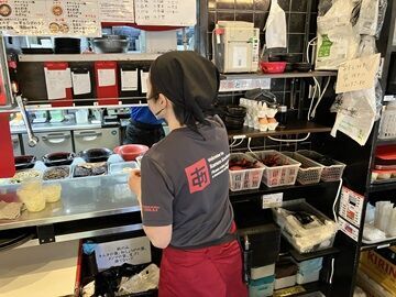 ラーメン工房あ　豊中店 「お客さんとしてお店に来て、その時の接客に惹かれたから！」
そんな理由で働き始めたスタッフもいるんです♪