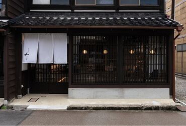 旅行のお土産を探す方、
海外の方への贈り物を選ぶ方、
会社の記念品や大切な日のギフトを探す方…
様々なお客様が訪れます♪