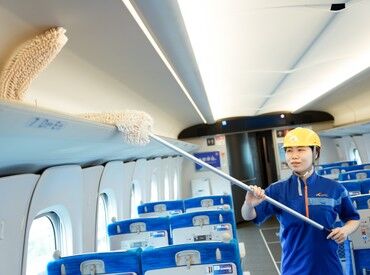株式会社関西新幹線サービック　鳥飼事業所 ＼TV・メディアでも見たことあるかも／
世界に誇る新幹線を、裏側で支えるお仕事♪
モップで拭いたり、座席をクルっと回したり。