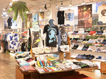 T-SHIRT-YA.COM　国際通り店 国際通り店のスタッフ募集中です◎
入社時に３～５枚程Tシャツを支給ありで
オリジナルTシャツもGET☆
未経験でもOK◎