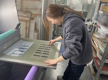 服装・髪色自由な職場♪
お仕事のために染髪する必要なし！
服装も特に指定がないので楽ちんです◎
ピアス・ネイルもOK★