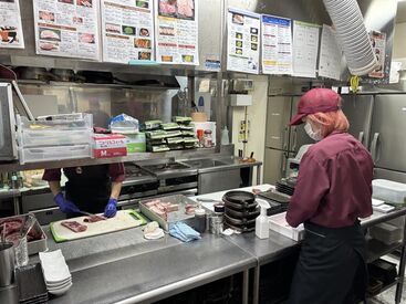 簡単な仕込みからスタートするので
包丁を握ったことがない方も大丈夫です◎ 
1つずつ丁寧に指導していくのでご安心ください！