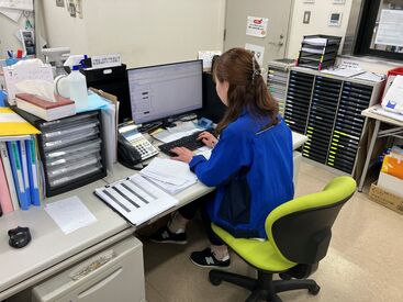 株式会社サンクス　新横浜事業所 実際に働くデスクです♪
制服は貸与するので体温管理も◎
荷物を運ぶような業務はありません！
