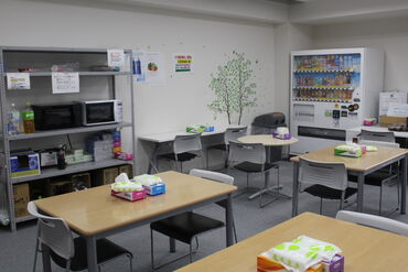 ＜充実した設備の休憩室！＞
ドリンクも外で買うよりお得♪
冷蔵庫&ポット完備です！