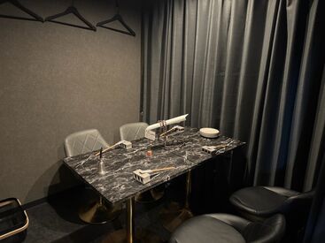 写真は1階「個室創作割烹 淵神」の客席です！
落ち着いた雰囲気の方が自分に合ってるなという方も
是非ご相談ください♪