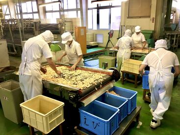 あられを選別しているところです。カンタンな作業もありますので未経験の方でも安心して働けます！