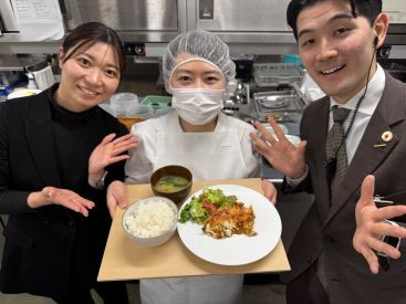 明神会館 髪型/髪色自由♪ピアスやヒゲもOK！
裏方だからオシャレも結構楽しめちゃいます◎
※作業中は帽子等を着用いただきます