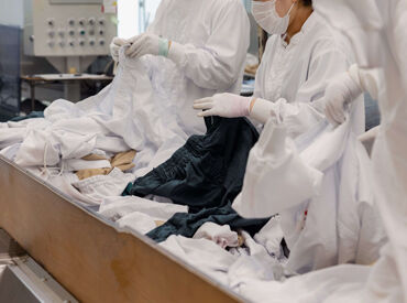 株式会社白洋舎 明石工場 ユニフォームの仕分け～出荷作業までをお願いします！
複数名で進めていく作業なので安心ですよ♪