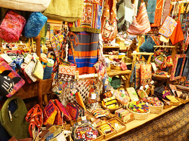 お店に並ぶ雑貨は、
アジア・インド・アフリカ・中南米から輸入したものがほとんど♪
ワクワクするアイテムがたくさんです！