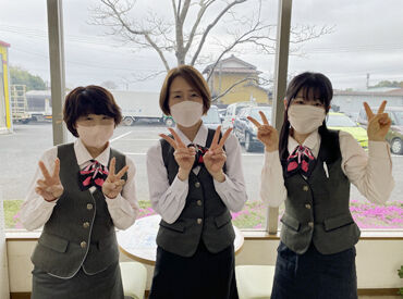 ≪制服もかわいいと評判◎≫
制服で通勤もOK!!更衣室もあるので、
帰りは着替えて帰るなど自由ですよ♪