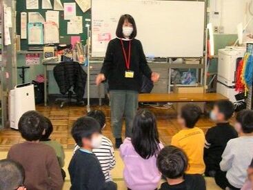 寝屋川市教育委員会 ＼子ども好きさん必見！／
　宿題を見守ったり、一緒に遊んだり…
「ありがとう」の言葉がやりがいになるお仕事です♪