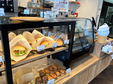 エストレラ 通勤に車利用もOK！
駐車場あり＆ガソリン代も支給で
安心して通うことが出来ますよ♪