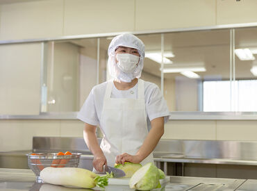＼完全"裏方"作業／
資格を活かして活躍でき環境です！
調理・盛り付けなどをお任せします！