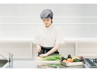 <朝食仕込みスタッフ>
難しい作業は一切なし！
未経験でもイチから丁寧に教えます◎
家事の延長や副業大歓迎！