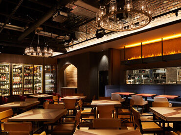 約10mの壮大なオープンキッチンに、
炎のオブジェが印象的なメインダイニング。
ムービーの流れるバー、個室までご用意。