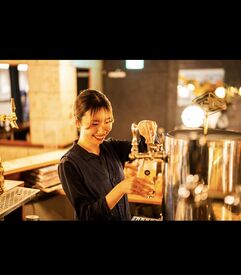 オシャレなバー＆カフェで働こう♪
駅内なので終電には閉まってしまう…→終電考慮した働き方ができます★
未経験も大歓迎！