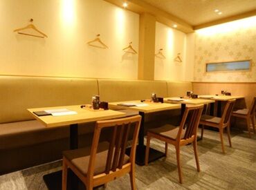 高校生・大学生・主婦(夫)さん多数活躍中！
店内は明るく落ち着いた雰囲気で、
初めての飲食でも安心♪