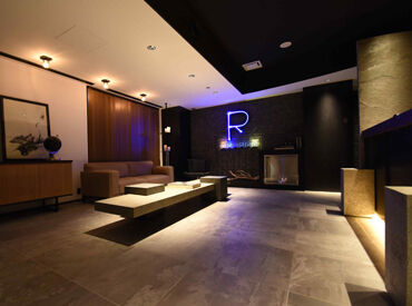 ホテルリズべリオ赤坂 未経験歓迎・フロントスタッフ大募集！
フロントは、木調の素材を使用した優雅な空間が特徴です。