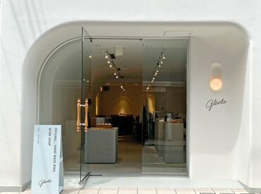 <オシャレな外観&内装♪>
センスあふれるデザインで気分もアップ!
落ち着いた雰囲気の店内で、接客&モノづくりを楽しめる◎