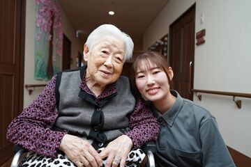 ローズガーデン甲子園　デイサービスセンター 当施設の特徴は【定着率が良い】こと。
本当に丁寧なフォロー・教育体制があるので、安心して長く働いてくれる方が多いんです♪